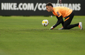 Matheus Donelli abraando a bola durante treino no CT Joaquim Grava