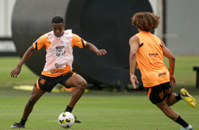 Robert Renan e Guilherme Biro disputando bola durante atividade no CT Joaquim Grava