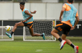 Robson Bambu durante atividade em treino matinal no CT Joaquim Grava