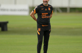 Vtor Pereira aparece sorridente em treino nesta manh no CT Joaquim Grava