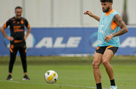 Yuri Alberto esperando a bola vir em seu domnio no treino da manh no CT Joaquim Grava