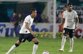 Cantillo conduz a bola em empate contra o Goiás