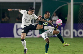 Fagner disputa a bola em empate contra o Goiás