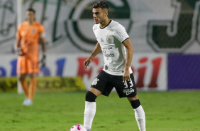 Fausto Vera domina a bola em empate contra o Goiás