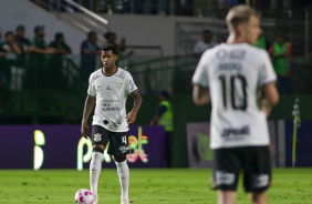 Gil carrega a bola em empate contra o Goiás