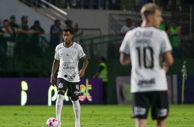 Gil carrega a bola em empate contra o Gois