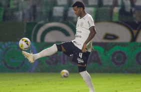 Gil domina bola em empate contra o Goiás