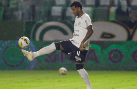 Gil domina bola em empate contra o Gois