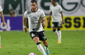 Giuliano conduz a bola em empate contra o Goiás