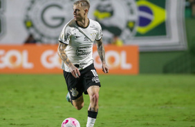 Róger Guedes com a bola em empate contra o Goiás