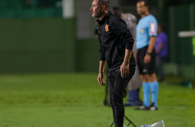 Vtor Pereira observa os atletas no empate contra o Gois