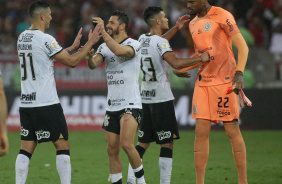 Balbuena, Giuliano, Fausto Vera e Carlos Miguel comemorando o triunfo sobre o Flamengo