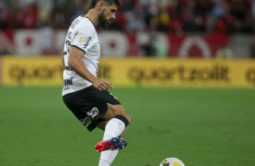 Bruno Mndez se preparando para fazer um passe no duelo contra o Flamengo