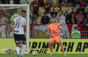 Cssio fazendo um passe para Balbuena durante vitria do Corinthians contra o Flamengo