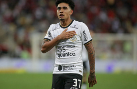 Du Queiroz dando tapas no escudo do Corinthians celebrando seu gol contra o Flamengo