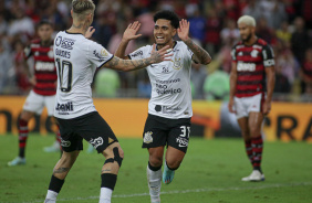 Du Queiroz indo na direo de Rger Guedes comemorar o seu gol marcado contra o Flamengo
