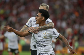Du Queiroz sendo abraado por Rger Guedes aps marcar um gol contra o Flamengo