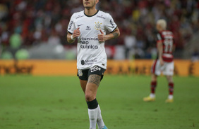 Fbio Santos caminhando durante duelo contra o Flamengo