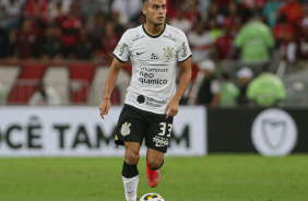 Fausto Vera correndo com a bola em seu domnio durante embate entre Corinthians e Flamengo