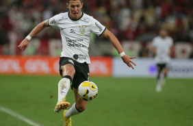Mateus Vital correndo para dominar a bola no jogo contra o Flamengo