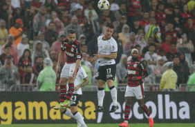 Ramiro cabeceando a bola durante duelo contra o Flamengo