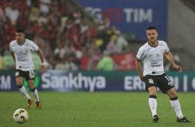 Ramiro fazendo um passe no jogo entre Corinthians e Flamengo