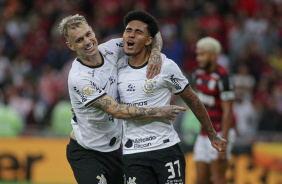 Rger Guedes abraando Du Queiroz enquanto ambos celebram seu tento anotado contra o Flamengo
