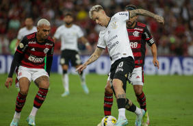 Rger Guedes, com a bola em seu domnio, indo driblar jogadores do Flamengo