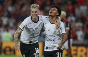 Rger Guedes e Du Queiroz comemorando o gol do camisa 37 contra o Flamengo