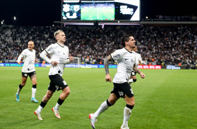 Fagner, Rger Guedes e Fbio Santos indo comemorar o gol do Corinthians