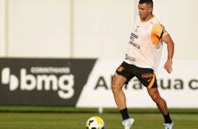 Jnior Moraes durante atividade no CT Joaquim Grava