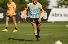 Maycon durante treinamento do Corinthians nesta segunda-feira