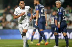 Du Queiroz celebra o gol no empate contra o Coritiba no Couto Pereira