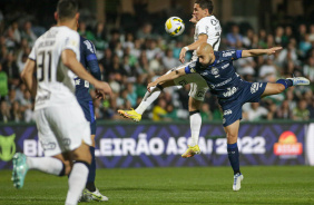 Mateus Vital disputa a bola no empate contra o Coritiba no Couto Pereira