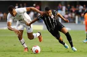 Arthur Sousa disputa bola em final do Paulista Sub-20 contra o Santos