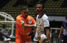 Neguinho comemora um de seus gols na classificao do Corinthians Sub-20