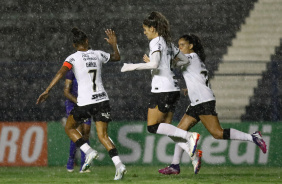 Grazi, Jheniffer e Yasmin comemorando gol marcado na goleada contra o Taubat por 5 a 0
