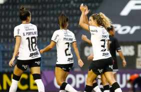 Gabi Portilho, Paulinha e Tamires em comemorao de gol do Corinthians