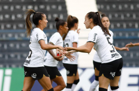 Juliete e Luana comemorando o primeiro gol do Corinthians contra o So Bernardo