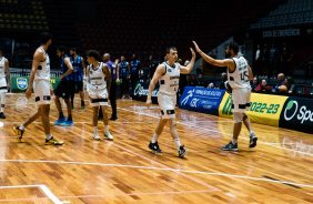 Atletas do time de basquete do Corinthians se preparando para enfrentar o Pinheiros, pelo NBB