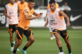 Jnior Moraes e Fausto Vera durante treino do Corinthians no CT Joaquim Grava