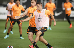 Rger Guedes e Lucas Piton durante treino do Corinthians no CT Joaquim Grava