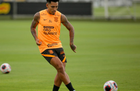 Du Queiroz durante treino do Corinthians