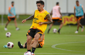 Fagner durante treino do Corinthians