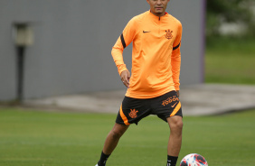 Adson durante treino do Corinthians no CT Joaquim Grava