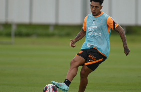 Du Queiroz durante treino do Corinthians