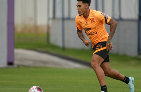 Du Queiroz durante treino do Corinthians no CT Joaquim Grava