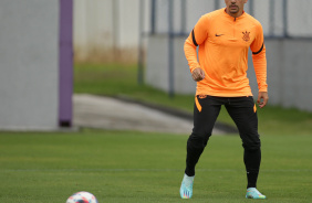 Fagner durante treino do Corinthians no CT Joaquim Grava