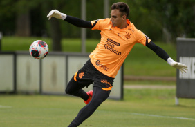 Matheus Donelli durante treino do Corinthians no CT Joaquim Grava