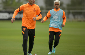 Róger Guedes e Fagner durante treino do Corinthians no CT Joaquim Grava